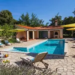 Marina, Spacious 4 Bedroom With Access To Two Shared Pools * Koromačno