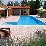 Villa Marina, Spacious 4 Bedroom With Access To Two Shared Pools Koromačno
