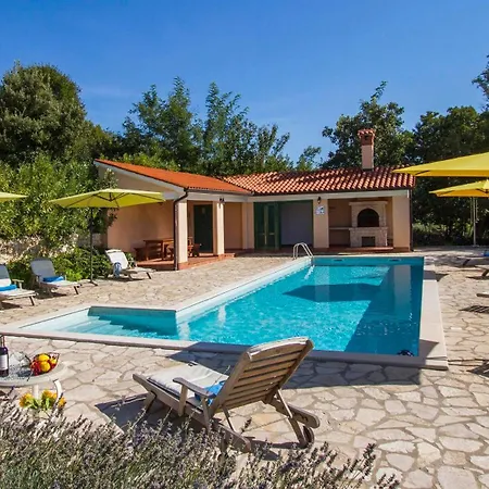 Marina, Spacious 4 Bedroom With Access To Two Shared Pools * Koromačno