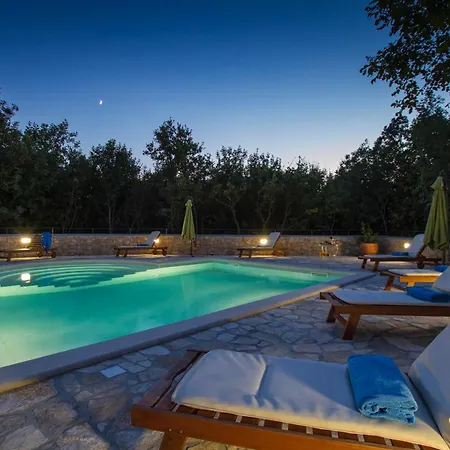 Marina, Spacious 4 Bedroom With Access To Two Shared Pools Koromačno