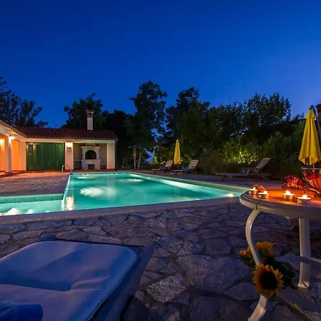 Villa Marina, Spacious 4 Bedroom With Access To Two Shared Pools