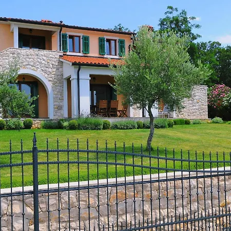 Marina, Spacious 4 Bedroom With Access To Two Shared Pools Villa Koromačno