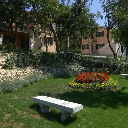 Marina, Spacious 4 Bedroom With Access To Two Shared Pools Koromačno