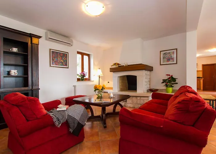 Willa Marina, Spacious 4 Bedroom With Access To Two Shared Pools Koromačno