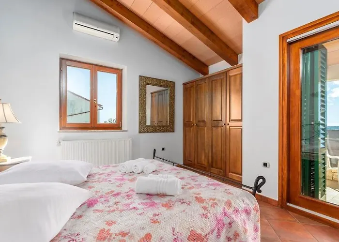 Marina, Spacious 4 Bedroom With Access To Two Shared Pools *