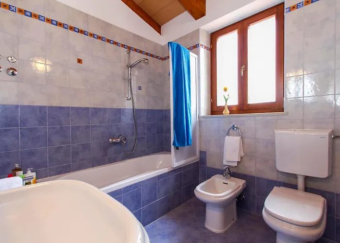 Willa Marina, Spacious 4 Bedroom With Access To Two Shared Pools Koromačno