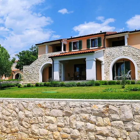 Vila Marina, Spacious 4 Bedroom With Access To Two Shared Pools *