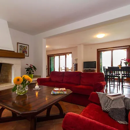 Marina, Spacious 4 Bedroom With Access To Two Shared Pools Vila Koromačno