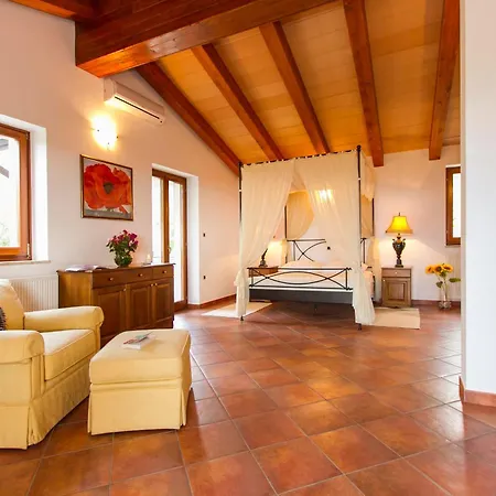 Marina, Spacious 4 Bedroom With Access To Two Shared Pools *
