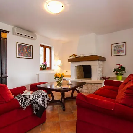 Vila Marina, Spacious 4 Bedroom With Access To Two Shared Pools Koromačno