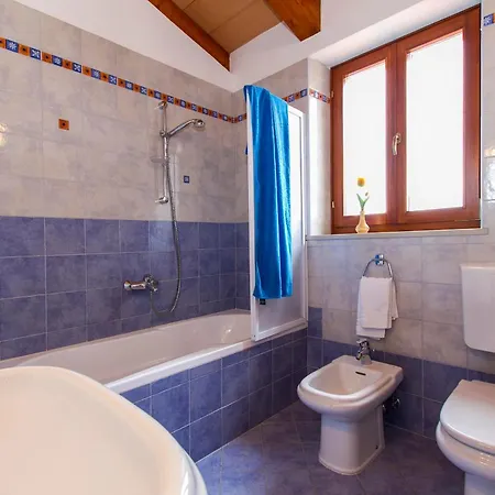 Vila Marina, Spacious 4 Bedroom With Access To Two Shared Pools Koromačno