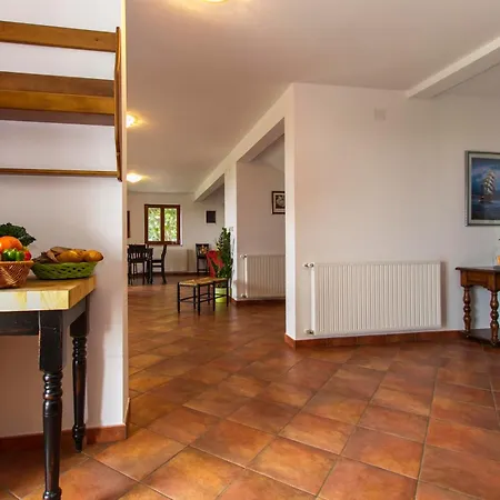 Marina, Spacious 4 Bedroom With Access To Two Shared Pools Vila