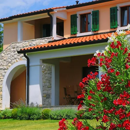 Marina, Spacious 4 Bedroom With Access To Two Shared Pools *